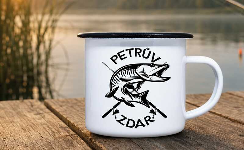 Plecháček Petrův zdar s motivem štiky na dřevěném molu u rybníka